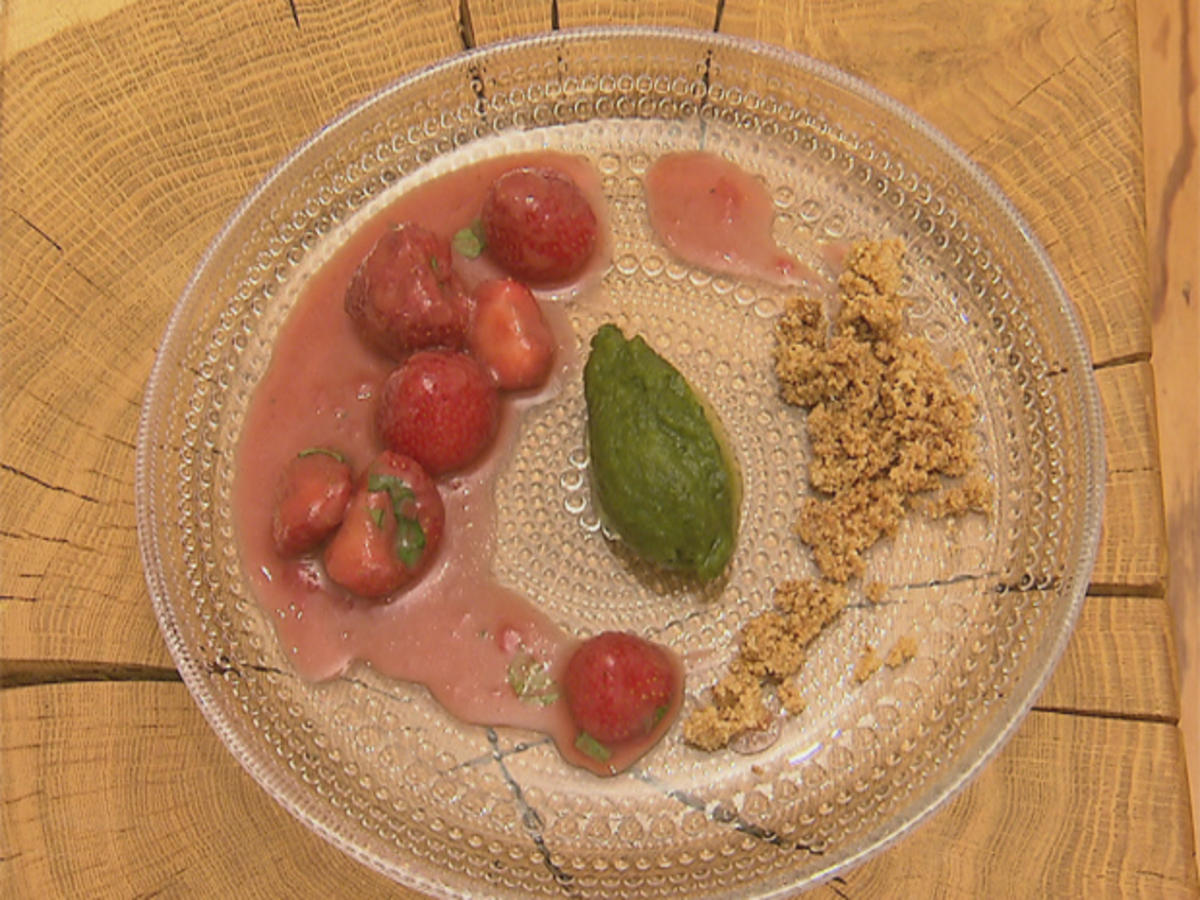 Bilder für Senferdbeeren mit Basilikumsorbet und Olivenöl- Farofa (Kolja Kleeberg) - Rezept