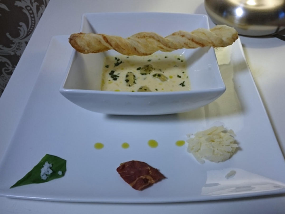 Parmesancremesüppchen mit Bärlauch-Gnocchi-Bonbons und Parmaschinken-Chips - Rezept - Bild Nr. 586