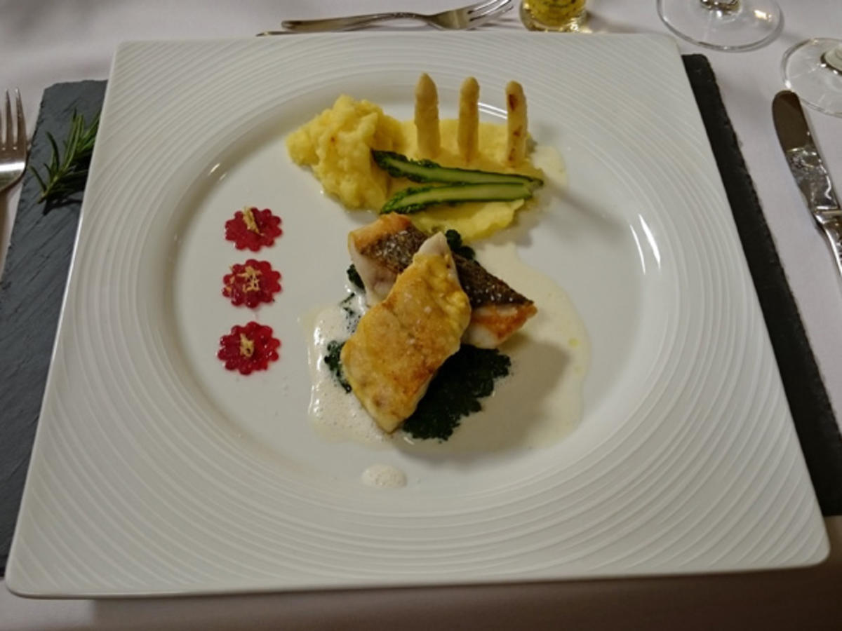 Branzinofilet auf Safran-Kartoffelpüree, Spinat und Spargel an ...
