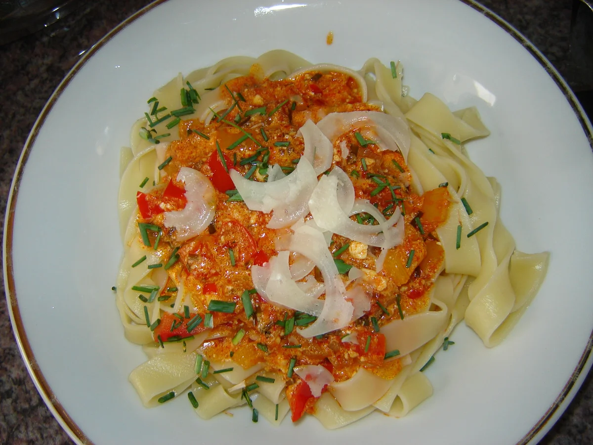 Tagliatelle an Paprika-Rahmsoße mit Hüttenkäse - Rezept - Bild Nr. 588