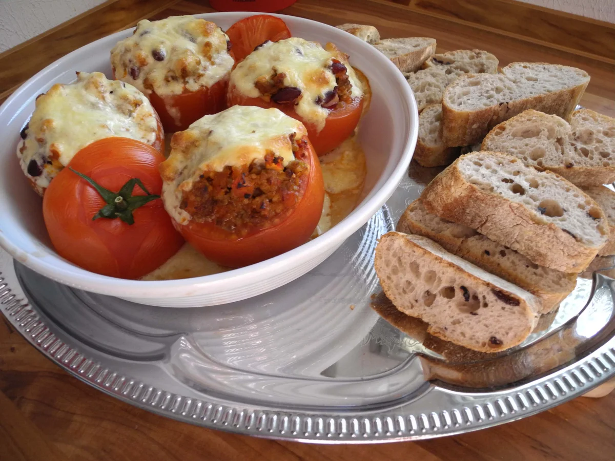 Rezept: Tomatenschälchen mit feuriger Füllung unter der Haube Bild Nr. 610 Tomatenschälchen mit feuriger Füllung unter der Haube - Rezept - Bild Nr. 610