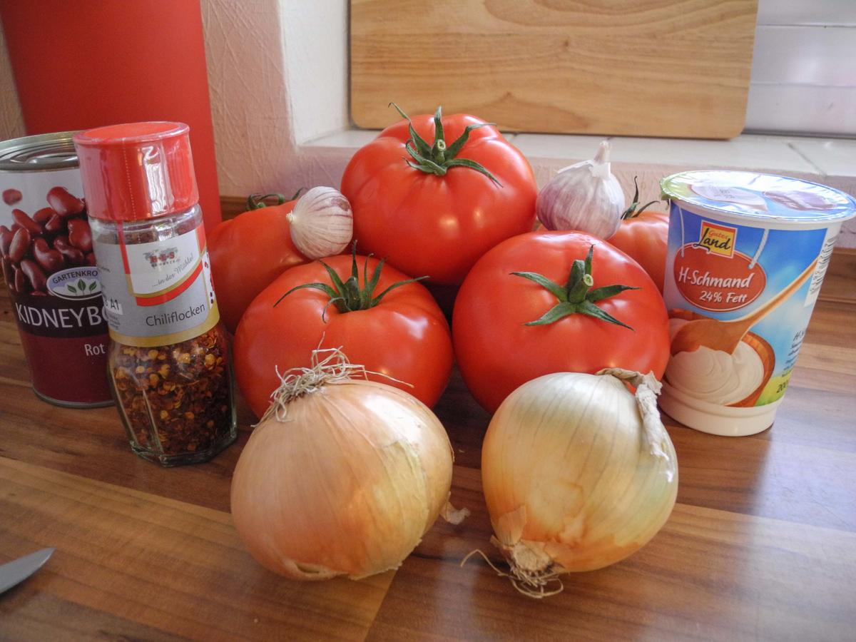Tomatenschälchen mit feuriger Füllung unter der Haube - Rezept - Bild Nr. 612