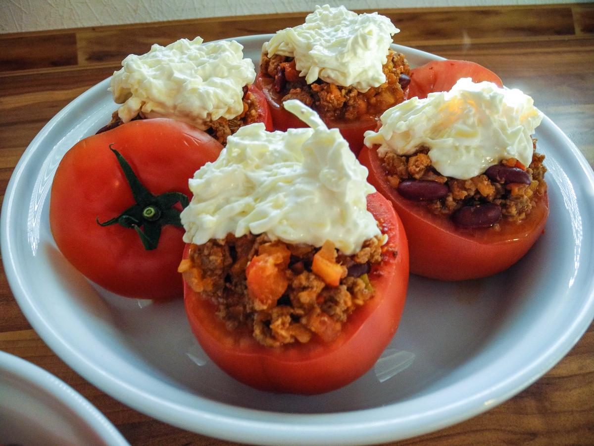 Tomatenschälchen mit feuriger Füllung unter der Haube - Rezept - Bild Nr. 613