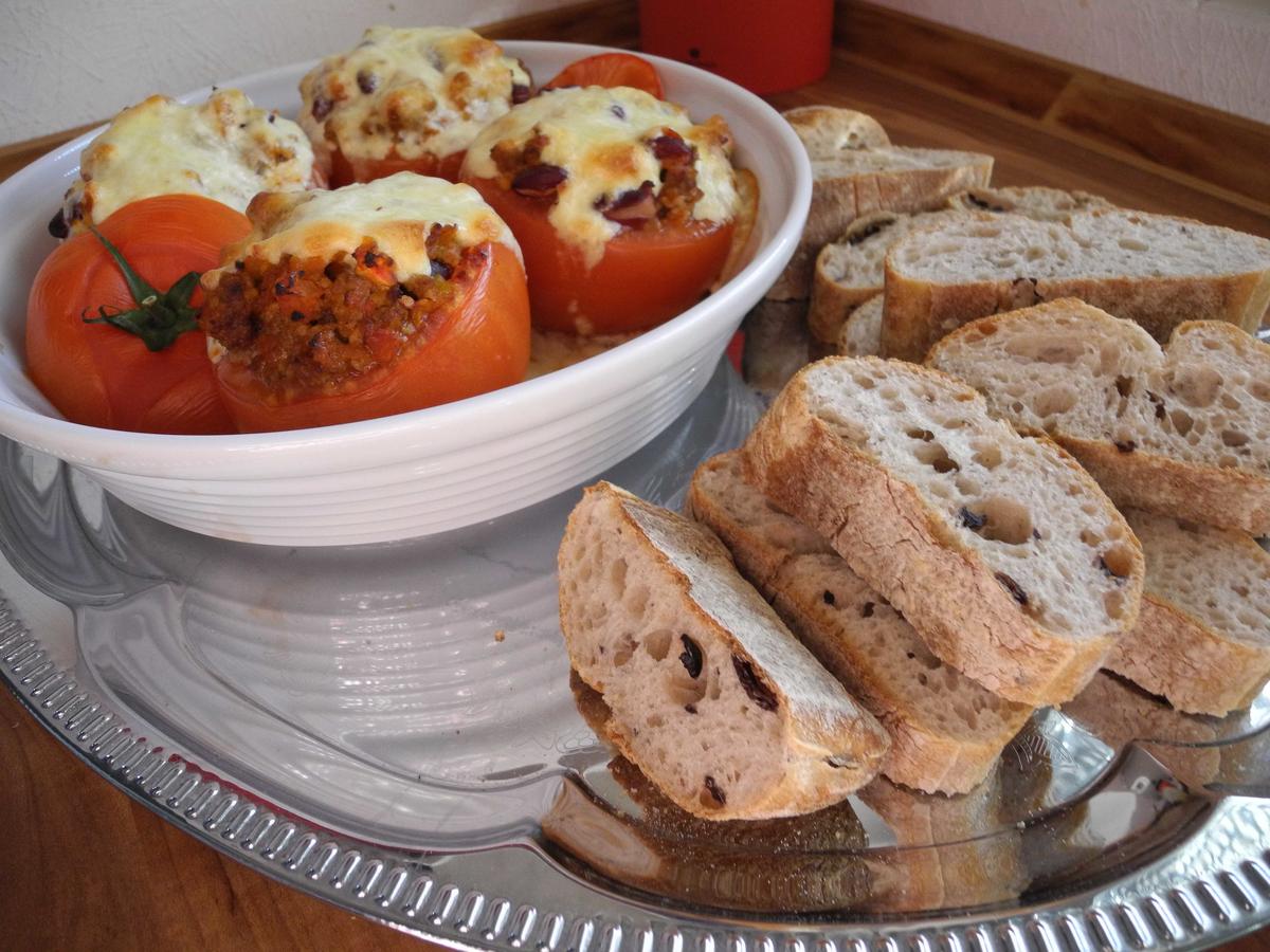Tomatenschälchen mit feuriger Füllung unter der Haube - Rezept - Bild Nr. 614