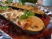 Zucchinischiffe mit Ragoutfüllung von der Pute im Tomatensoße - Rezept - Bild Nr. 636