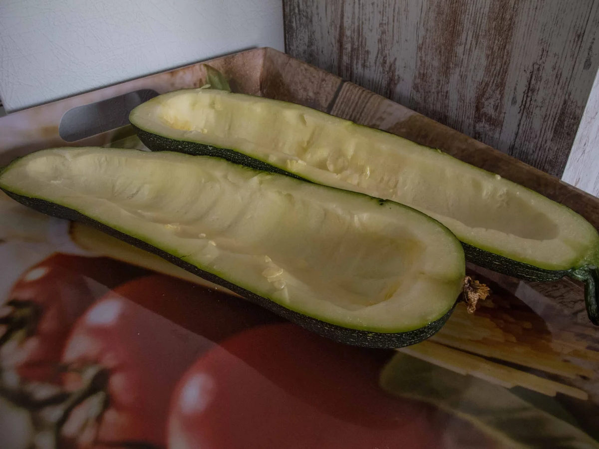 Zucchinischiffe mit Ragoutfüllung von der Pute im Tomatensoße - Rezept - Bild Nr. 640