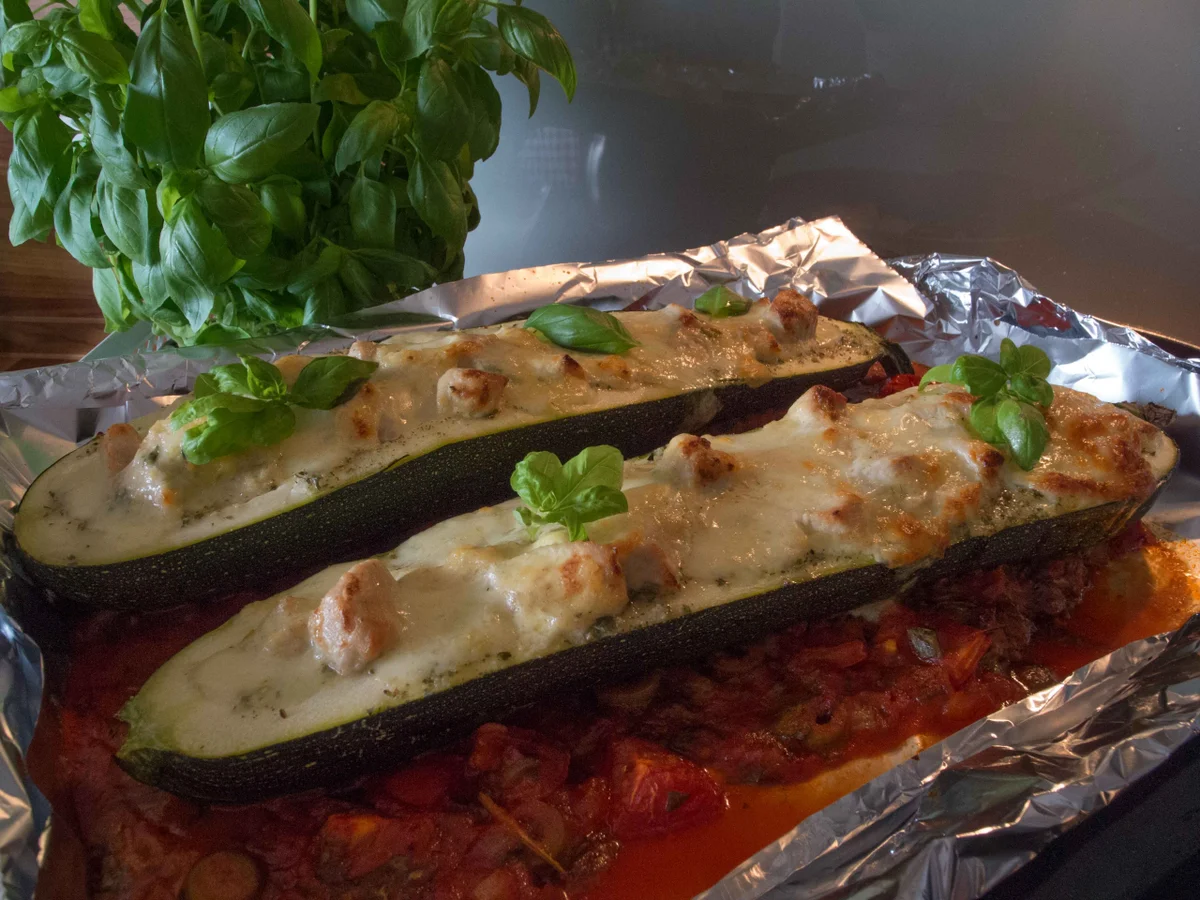 Zucchinischiffe mit Ragoutfüllung von der Pute im Tomatensoße - Rezept - Bild Nr. 642