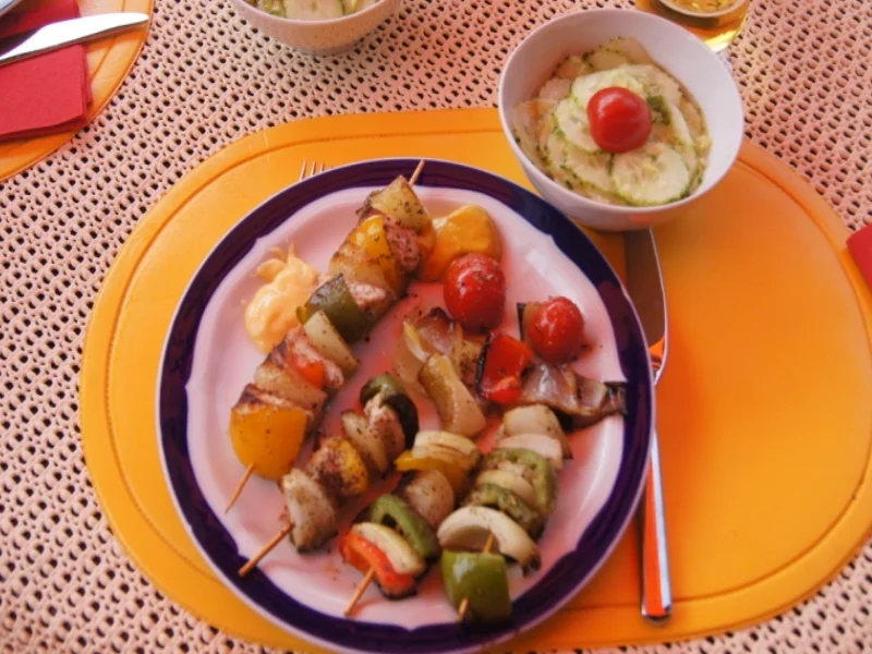 Putenbrustfilet-Paprika-Zwiebel Spieße mit Salatbeilage - Rezept - Bild Nr. 626