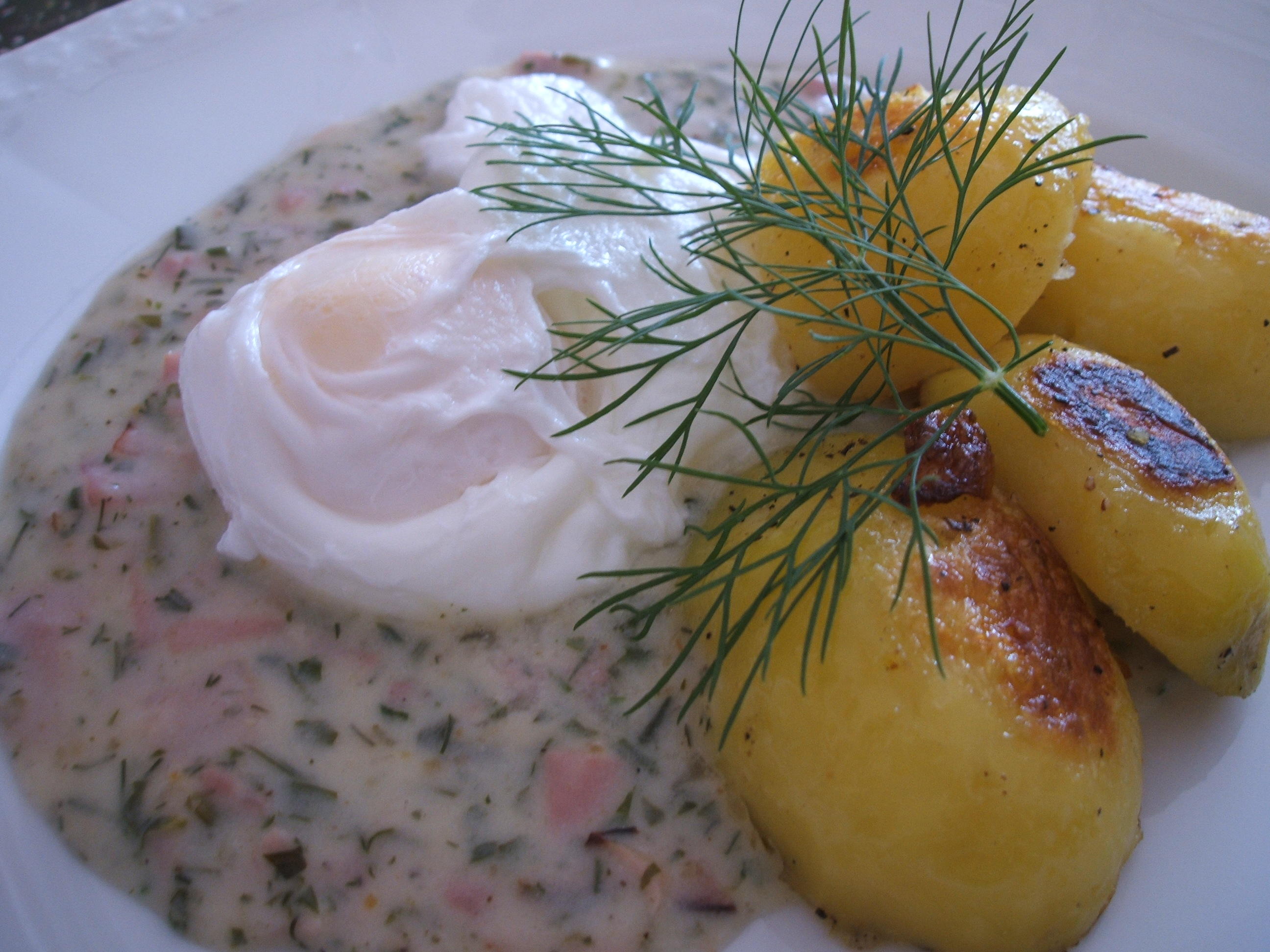 Bilder für Eier: Verlorene Eier auf Kräutersoße mit Schwenkkartoffeln - Rezept