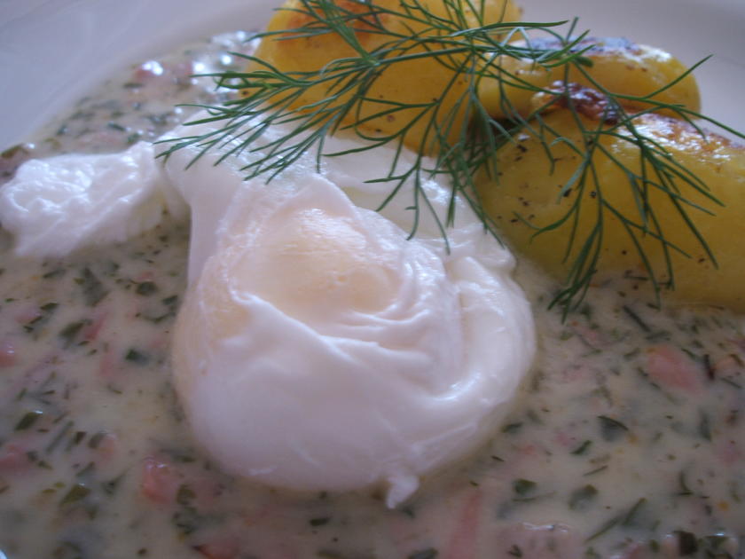 Eier: Verlorene Eier auf Kräutersoße mit Schwenkkartoffeln - Rezept ...