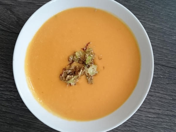 Süßkartoffel-Suppe mit Kokosmilch, getoppt mit einer Limetten-Koriander ...