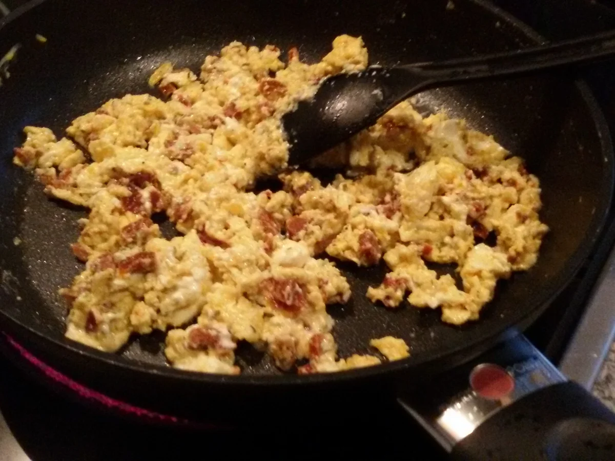 Rezept: Rührei mit getrockneten Tomaten und Schafskäse Bild Nr. 693 Rührei mit getrockneten Tomaten und Schafskäse - Rezept - Bild Nr. 693