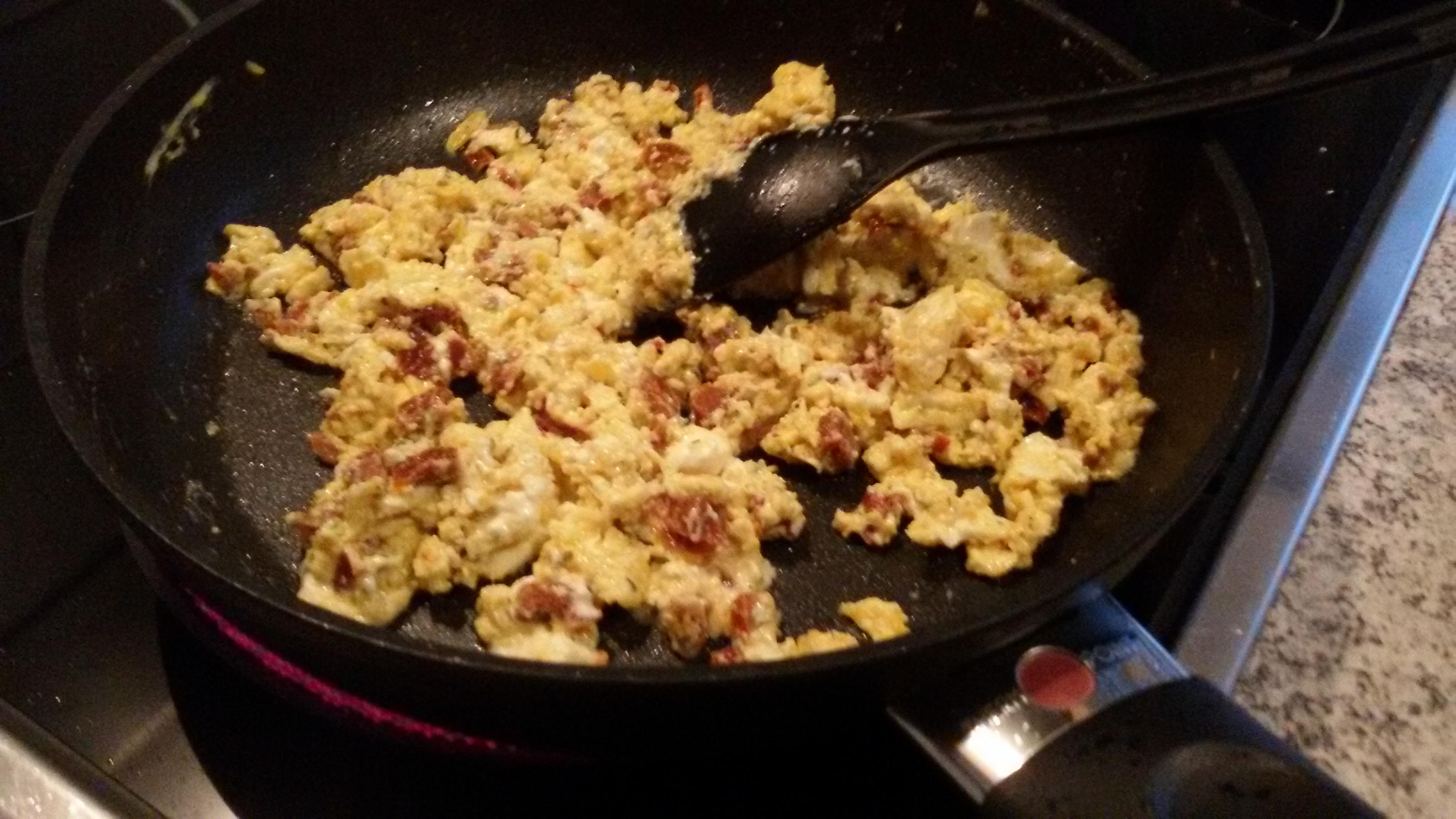 Rührei mit getrockneten Tomaten und Schafskäse - Rezept Eingereicht von
Rampl