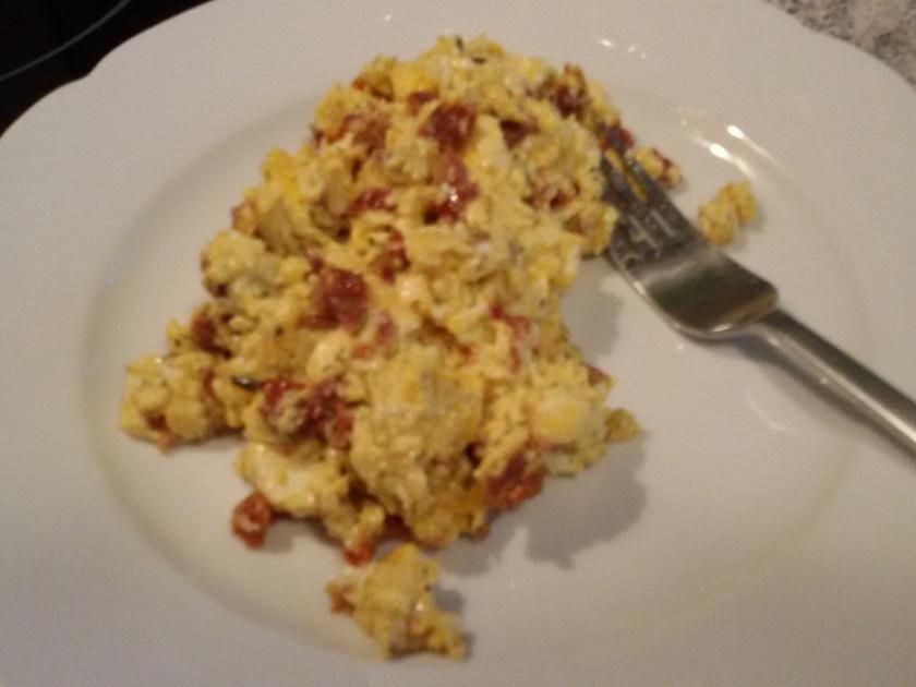 Rührei mit getrockneten Tomaten und Schafskäse - schnell &amp; einfach ...
