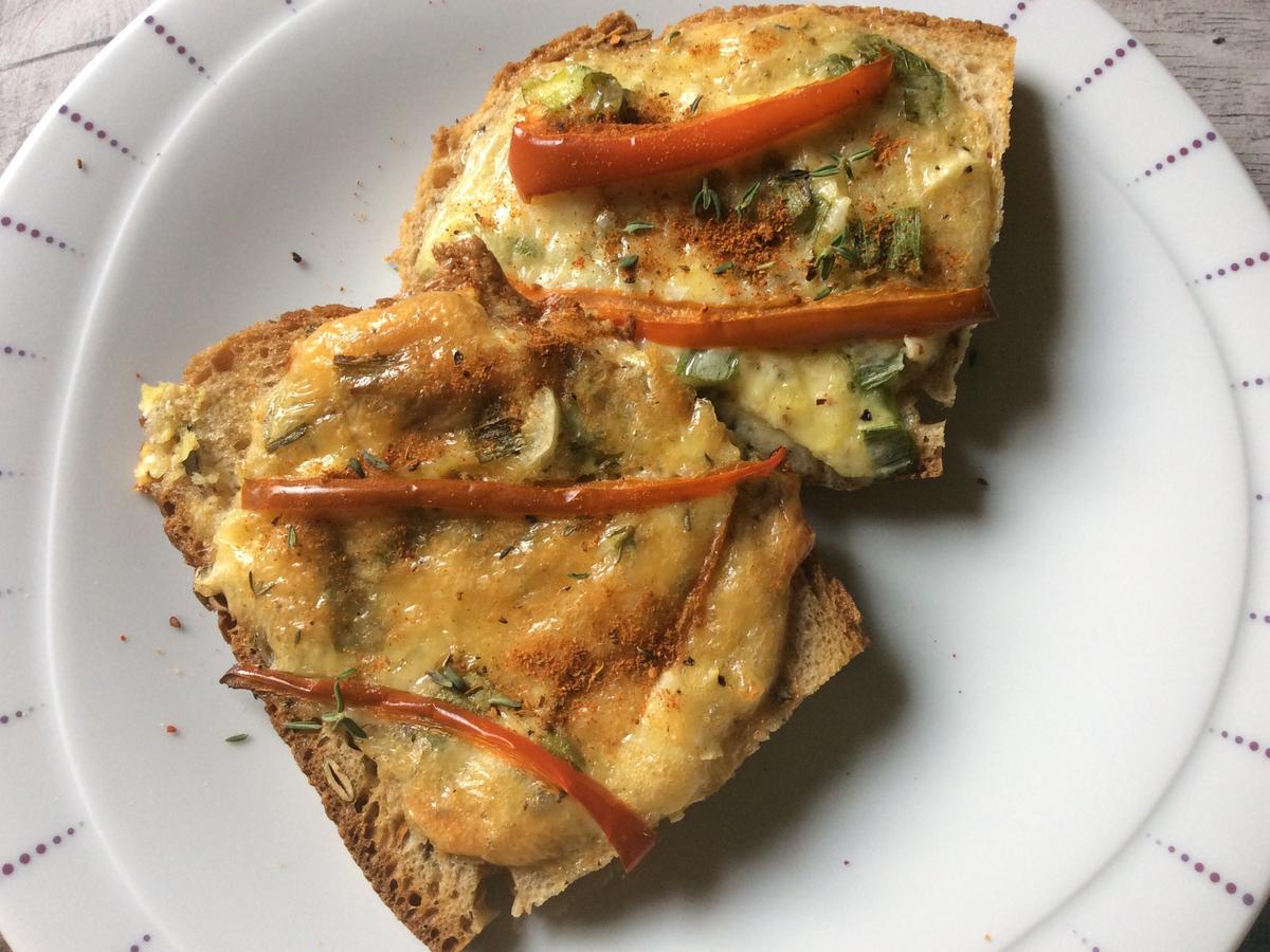 Brot mit Ei und Käse überbacken und ein gemischter Salat - Rezept ...