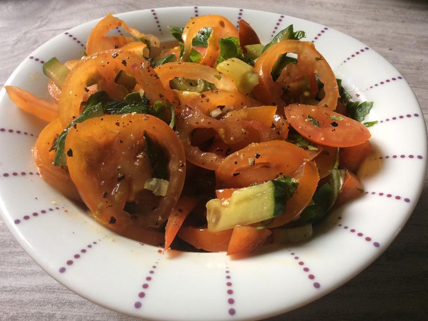 Brot mit Ei und Käse überbacken und ein gemischter Salat - Rezept ...