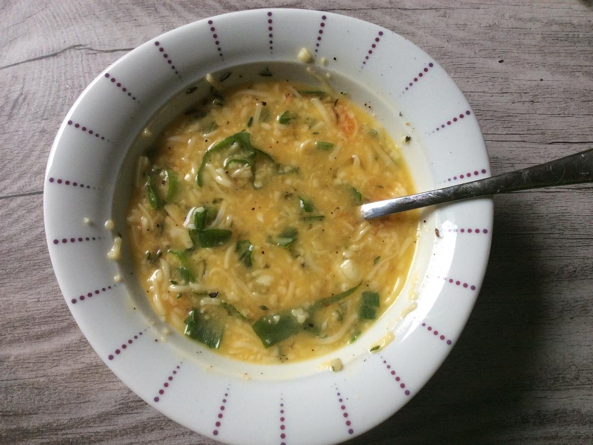 Brot mit Ei und Käse überbacken und ein gemischter Salat - Rezept ...