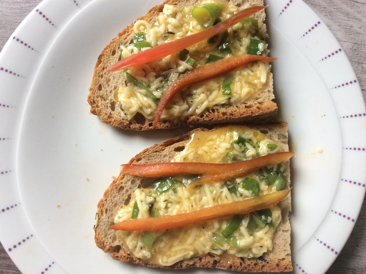 Brot mit Ei und Käse überbacken und ein gemischter Salat - Rezept ...