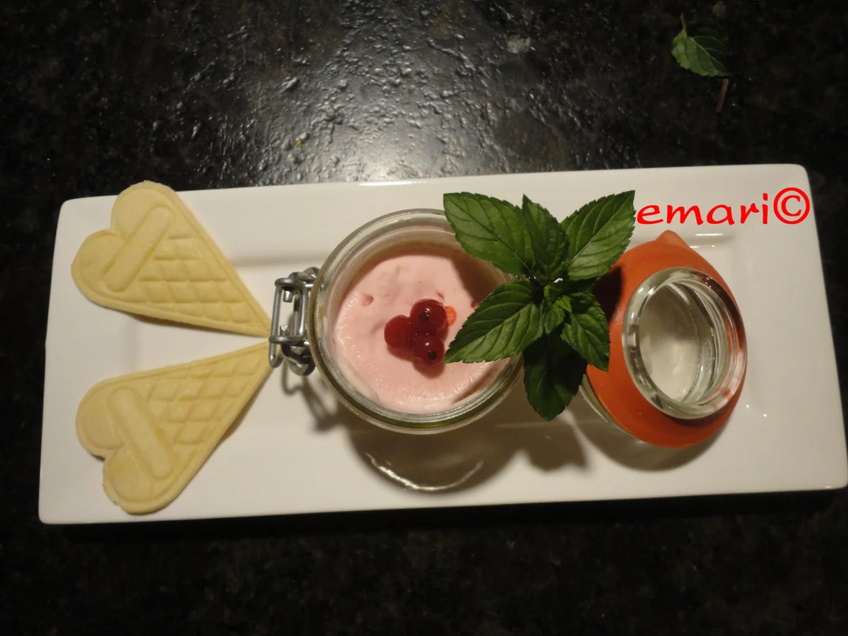 Rezept: blitzschnelles Sauerrahm Eis mit Ribiseltouch Bild Nr. 701 blitzschnelles Sauerrahm Eis mit Ribiseltouch - Rezept - Bild Nr. 701