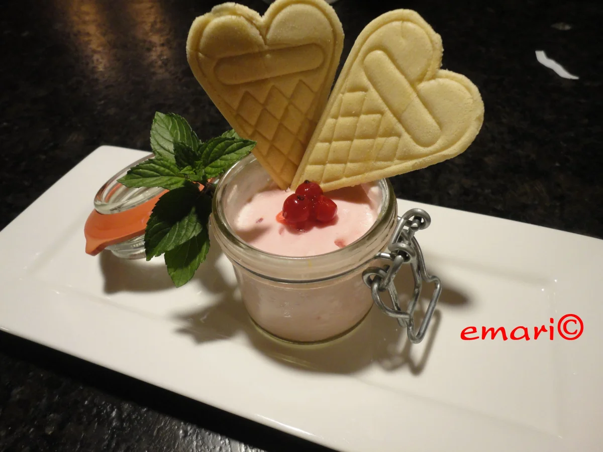 Rezept: blitzschnelles Sauerrahm Eis mit Ribiseltouch Bild Nr. 703 blitzschnelles Sauerrahm Eis mit Ribiseltouch - Rezept - Bild Nr. 703