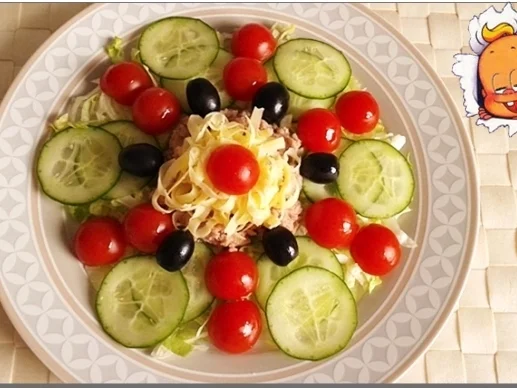 Eisbergsalat mit Thunfisch, Tomaten,  Gurken  und …. - Rezept - Bild Nr. 737