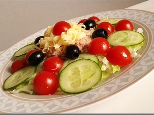 Eisbergsalat mit Thunfisch, Tomaten,  Gurken  und …. - Rezept - Bild Nr. 738