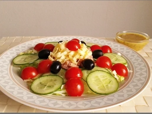 Eisbergsalat mit Thunfisch, Tomaten,  Gurken  und …. - Rezept - Bild Nr. 739