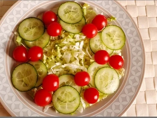 Eisbergsalat mit Thunfisch, Tomaten,  Gurken  und …. - Rezept - Bild Nr. 746