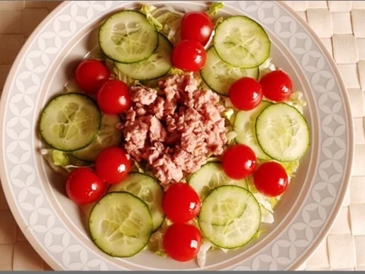 Eisbergsalat mit Thunfisch, Tomaten,  Gurken  und …. - Rezept - Bild Nr. 747