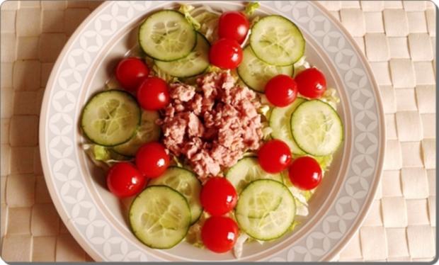 Eisbergsalat mit Thunfisch, Tomaten, Gurken und …. - Rezept - kochbar.de