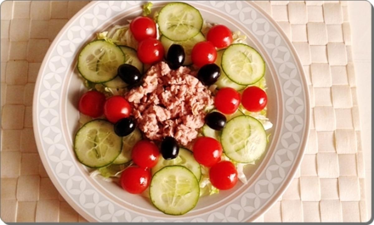 Eisbergsalat mit Thunfisch, Tomaten,  Gurken  und …. - Rezept - Bild Nr. 748