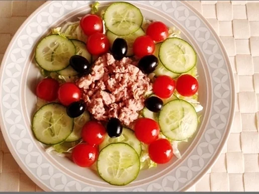 Eisbergsalat mit Thunfisch, Tomaten,  Gurken  und …. - Rezept - Bild Nr. 748