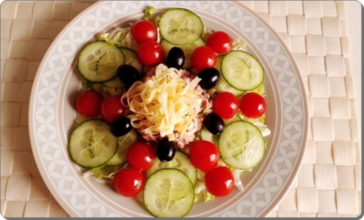 Eisbergsalat mit Thunfisch, Tomaten,  Gurken  und …. - Rezept - Bild Nr. 749