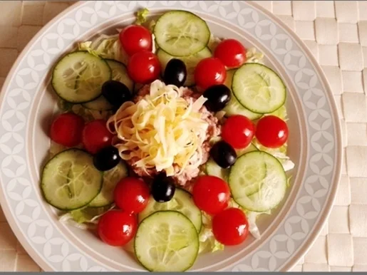 Eisbergsalat mit Thunfisch, Tomaten,  Gurken  und …. - Rezept - Bild Nr. 749
