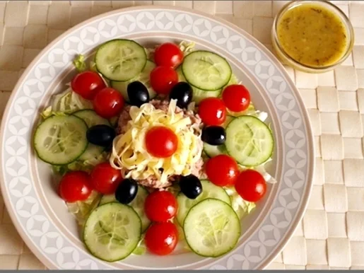 Eisbergsalat mit Thunfisch, Tomaten,  Gurken  und …. - Rezept - Bild Nr. 751