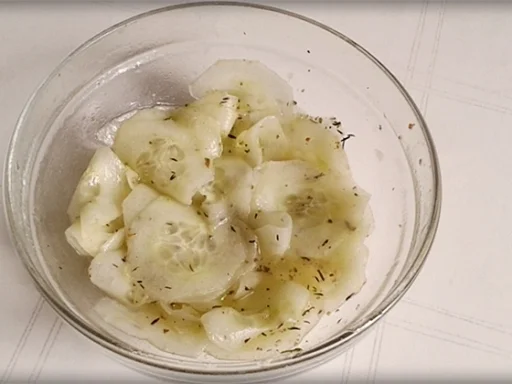 Rezept: Sommerlicher Lollo rosso Salat mit Meerrettich, Schafskäse, Tomaten und …. Bild Nr. 742 Sommerlicher Lollo rosso Salat mit Meerrettich, Schafskäse, Tomaten und …. - Rezept - Bild Nr. 742