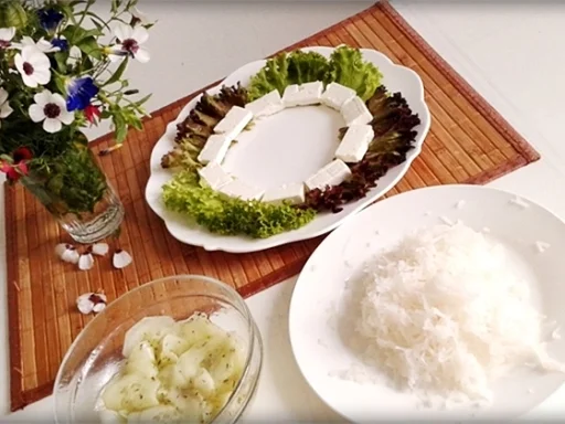 Rezept: Sommerlicher Lollo rosso Salat mit Meerrettich, Schafskäse, Tomaten und …. Bild Nr. 743 Sommerlicher Lollo rosso Salat mit Meerrettich, Schafskäse, Tomaten und …. - Rezept - Bild Nr. 743