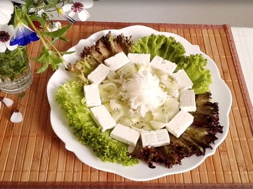 Rezept: Sommerlicher Lollo rosso Salat mit Meerrettich, Schafskäse, Tomaten und …. Bild Nr. 747 Sommerlicher Lollo rosso Salat mit Meerrettich, Schafskäse, Tomaten und …. - Rezept - Bild Nr. 747