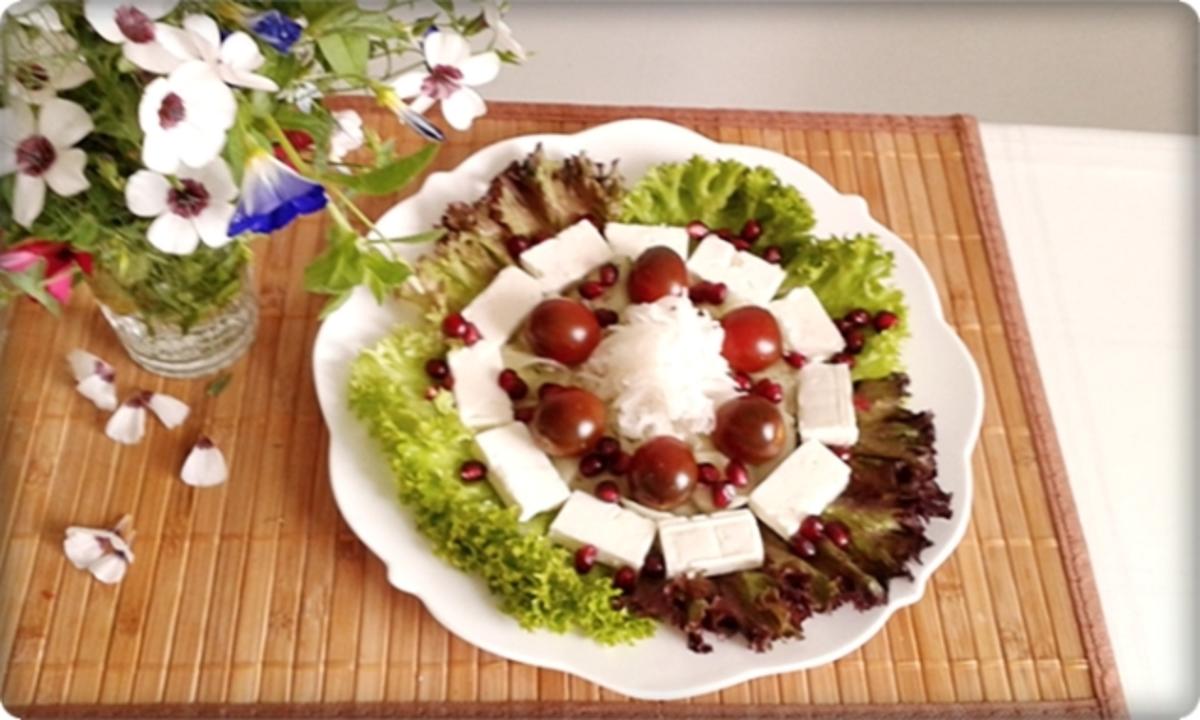 Sommerlicher Lollo rosso Salat mit Meerrettich, Schafskäse, Tomaten  und …. - Rezept - Bild Nr. 750