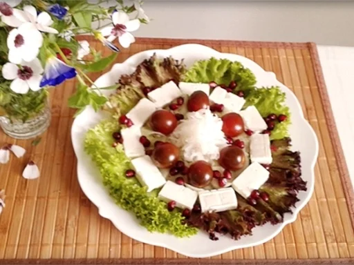 Rezept: Sommerlicher Lollo rosso Salat mit Meerrettich, Schafskäse, Tomaten und …. Bild Nr. 750 Sommerlicher Lollo rosso Salat mit Meerrettich, Schafskäse, Tomaten und …. - Rezept - Bild Nr. 750