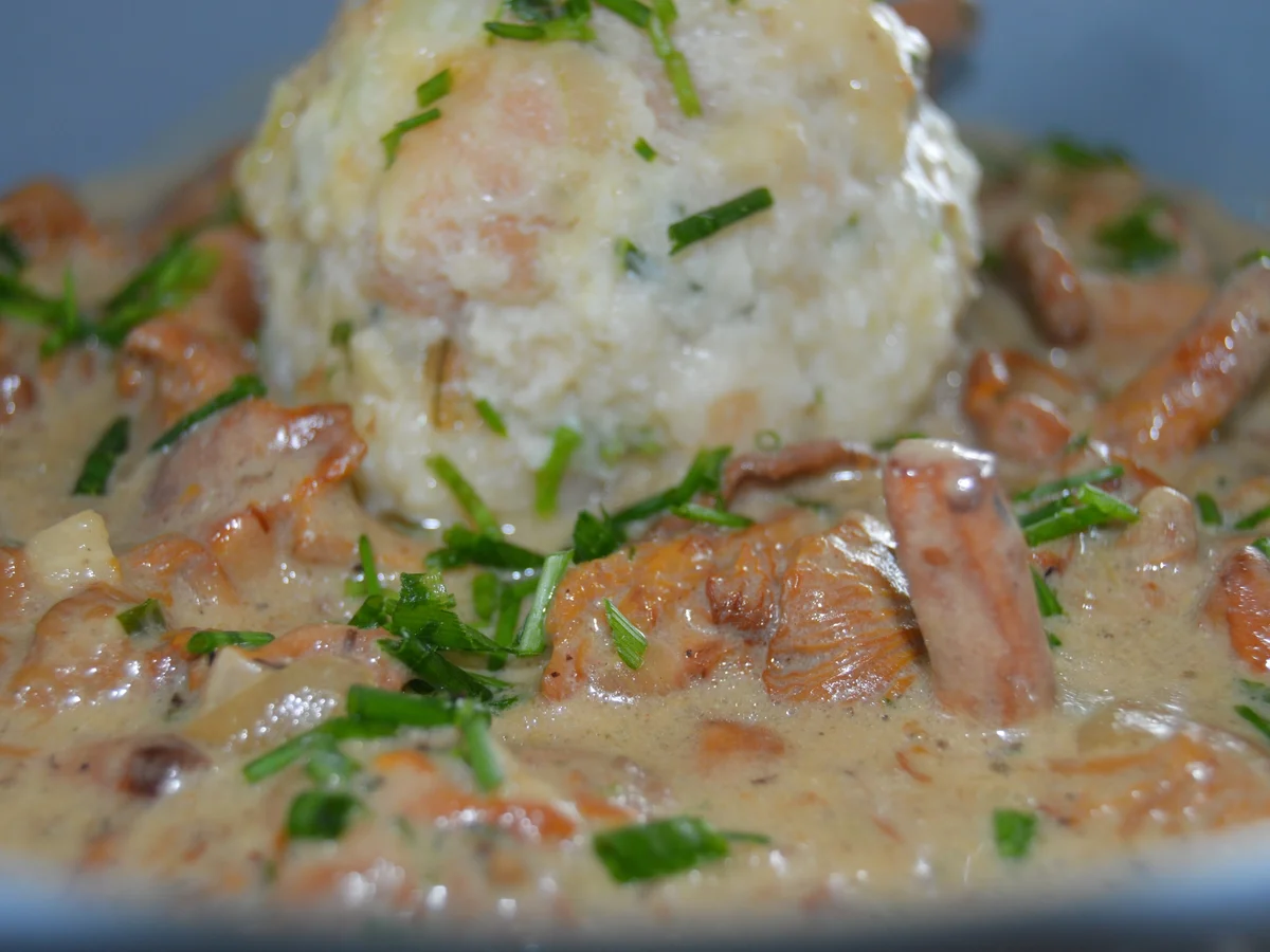 Rezept: Frische Eierschwammerl mit Pak Choi-Semmelknödel Bild Nr. 779 Frische Eierschwammerl mit Pak Choi-Semmelknödel - Rezept - Bild Nr. 779