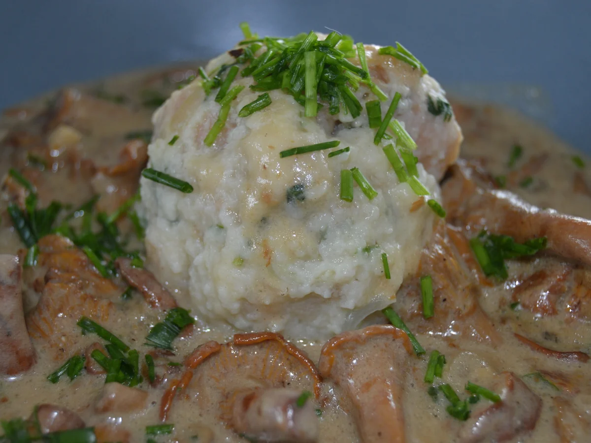 Rezept: Frische Eierschwammerl mit Pak Choi-Semmelknödel Bild Nr. 780 Frische Eierschwammerl mit Pak Choi-Semmelknödel - Rezept - Bild Nr. 780