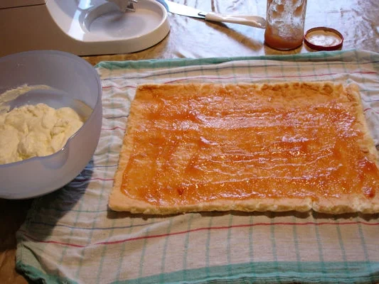 Zitronen-Biskuitrolle mit Muster - Rezept - Bild Nr. 779