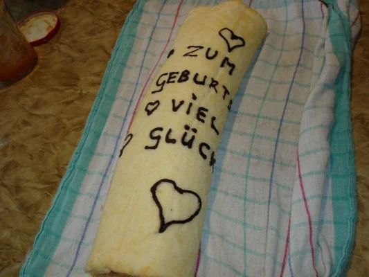 Zitronen-Biskuitrolle mit Muster - Rezept - Bild Nr. 780