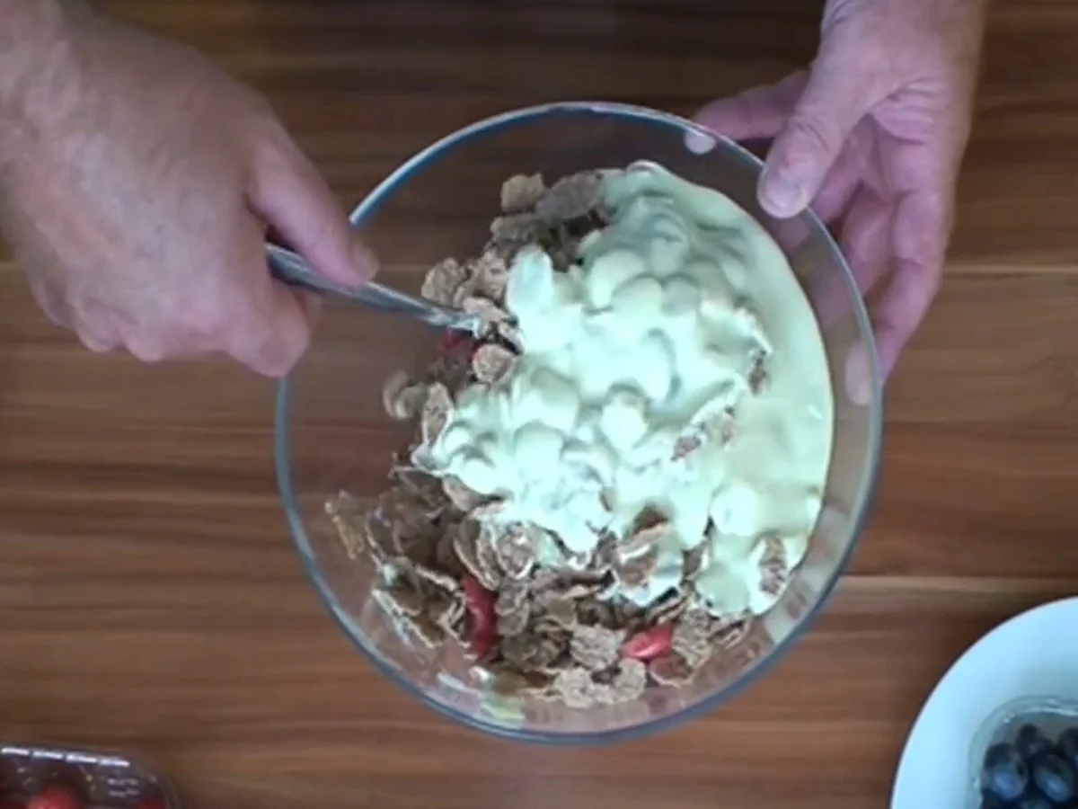 Mazu12-Knuspertorte mit Cornflakes und frischen Früchten - Rezept - Bild Nr. 861