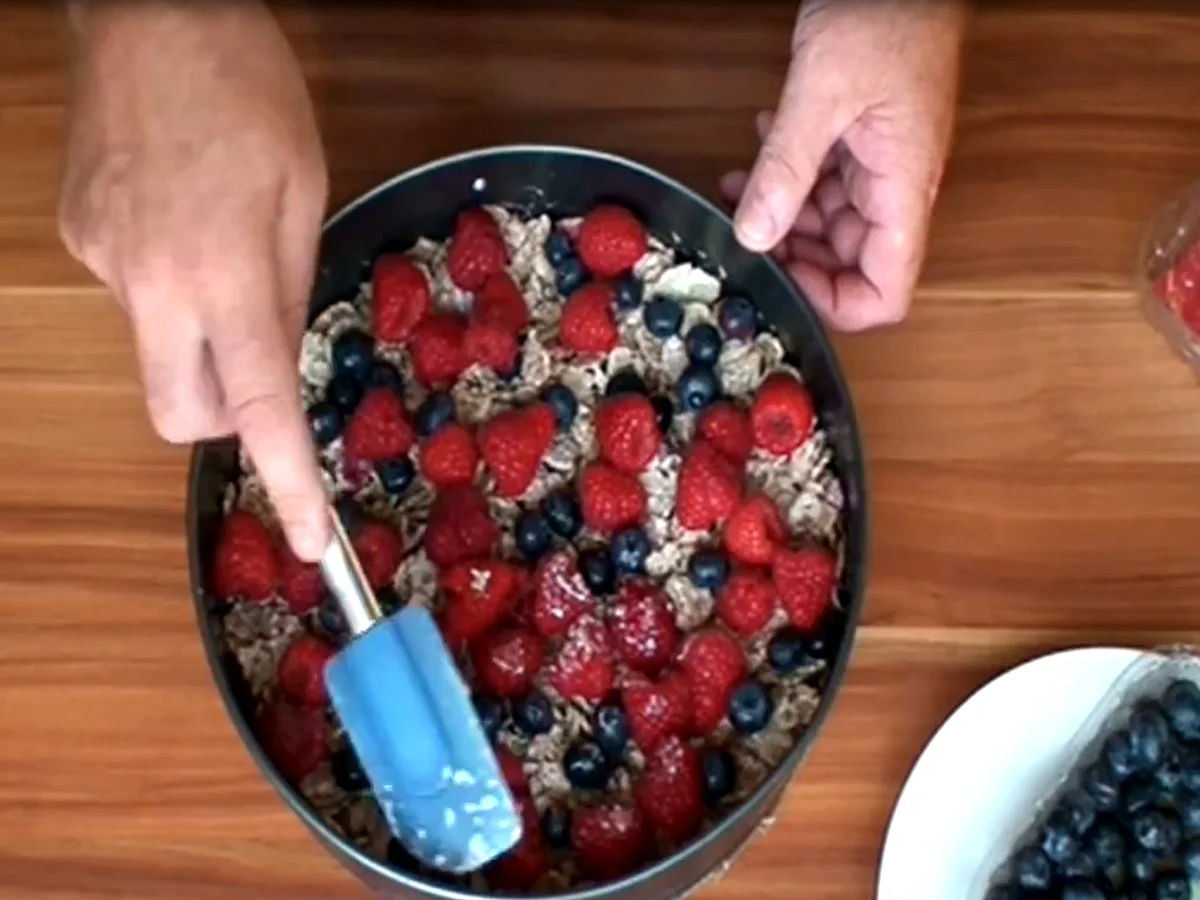 Mazu12-Knuspertorte mit Cornflakes und frischen Früchten - Rezept - Bild Nr. 865