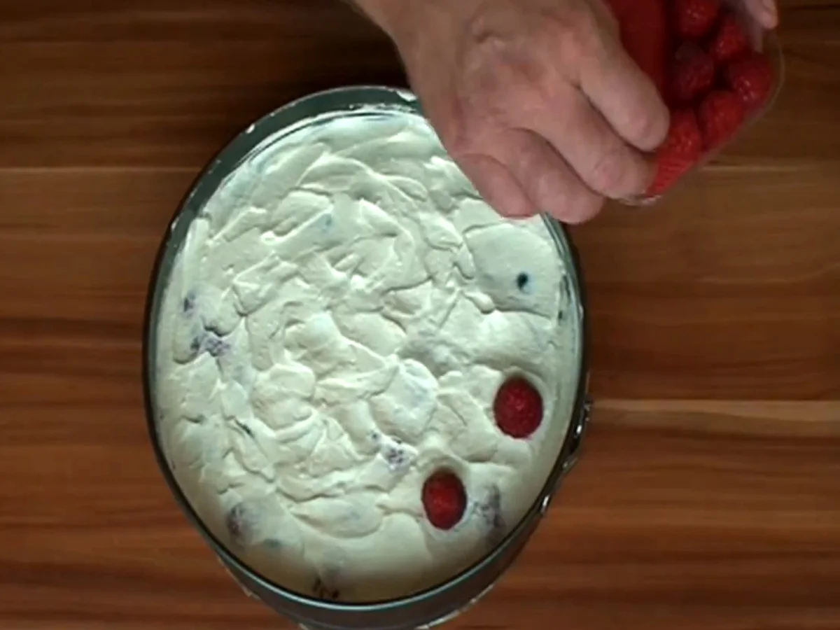 Mazu12-Knuspertorte mit Cornflakes und frischen Früchten - Rezept - Bild Nr. 866