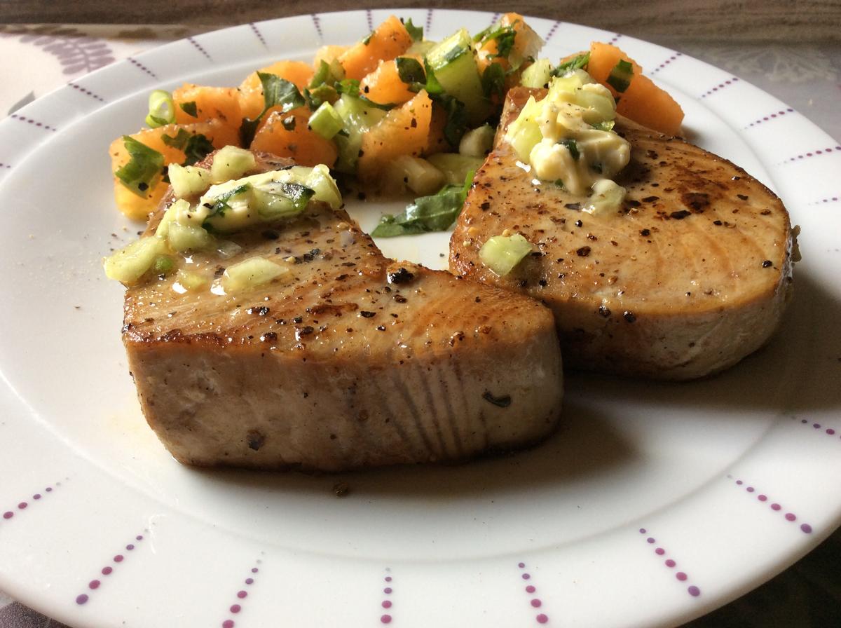 Thunfischsteak mit Melonen-Gurken-Salat und Gurken-Chili-Butter - Rezept - Bild Nr. 867