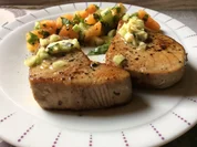 Thunfischsteak mit Melonen-Gurken-Salat und Gurken-Chili-Butter - Rezept - Bild Nr. 867