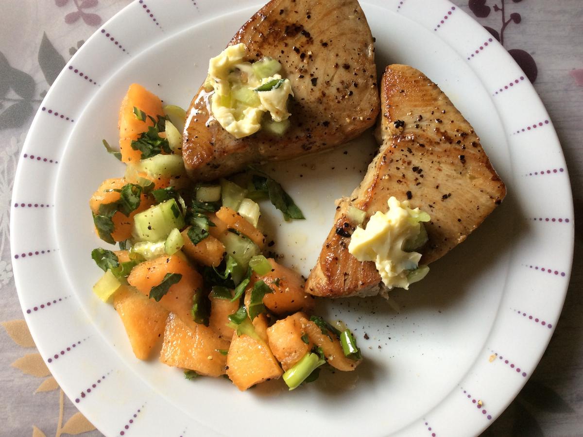 Thunfischsteak mit Melonen-Gurken-Salat und Gurken-Chili-Butter ...